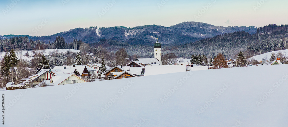 Dorfkirche von Maierhöfen im Allgäu, Bergsicht im Allgäu, Banner, Bannergröße, Hintergrund, Winter im Allgäu, schneebedeckt,  - obrazy, fototapety, plakaty 