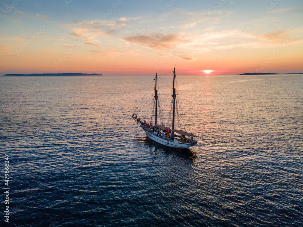 Fototapeta premium sailboat at sunset
