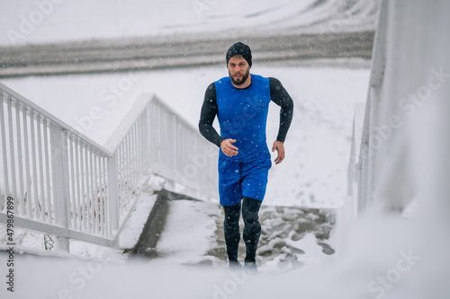 Man running outside on a cold winter day. © Zamrznuti tonovi