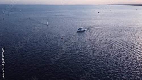 Wallpaper Mural полет над пывущим катером Torontodigital.ca