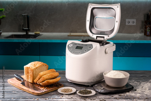 Fotografia the bread maker is on the kitchen table. Homemade bread