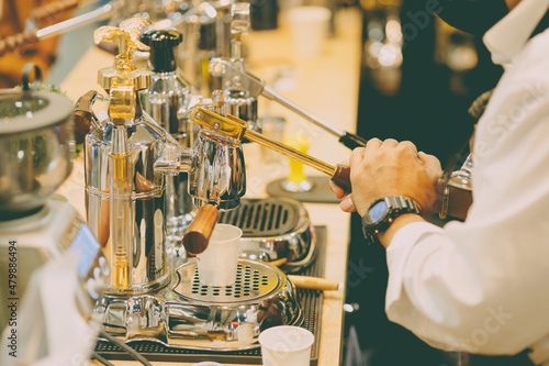 Cafe barista using manual lever espresso coffee extractor hand press machine cla Fototapet