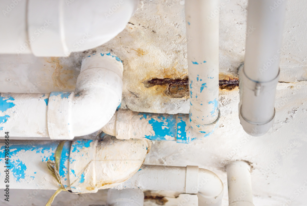 Foto de Damaged PVC Water pipe leak , building drainage pipes crack seep problem need to fix do