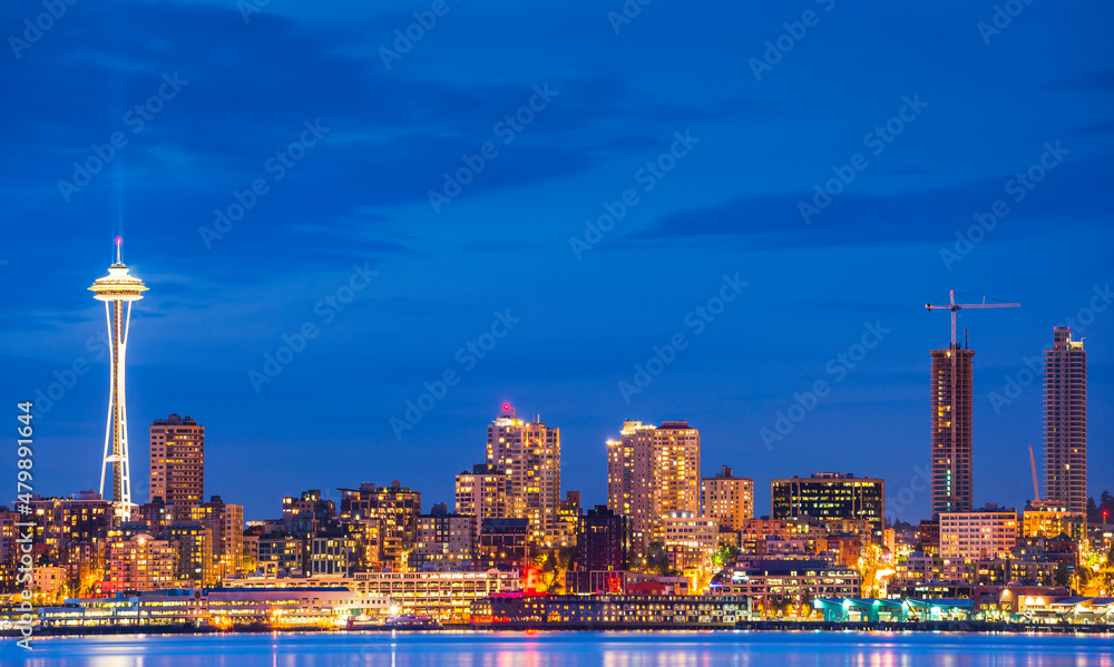Obraz premium Seattle City Skyline with reflection in water,seattle,washington,usa.