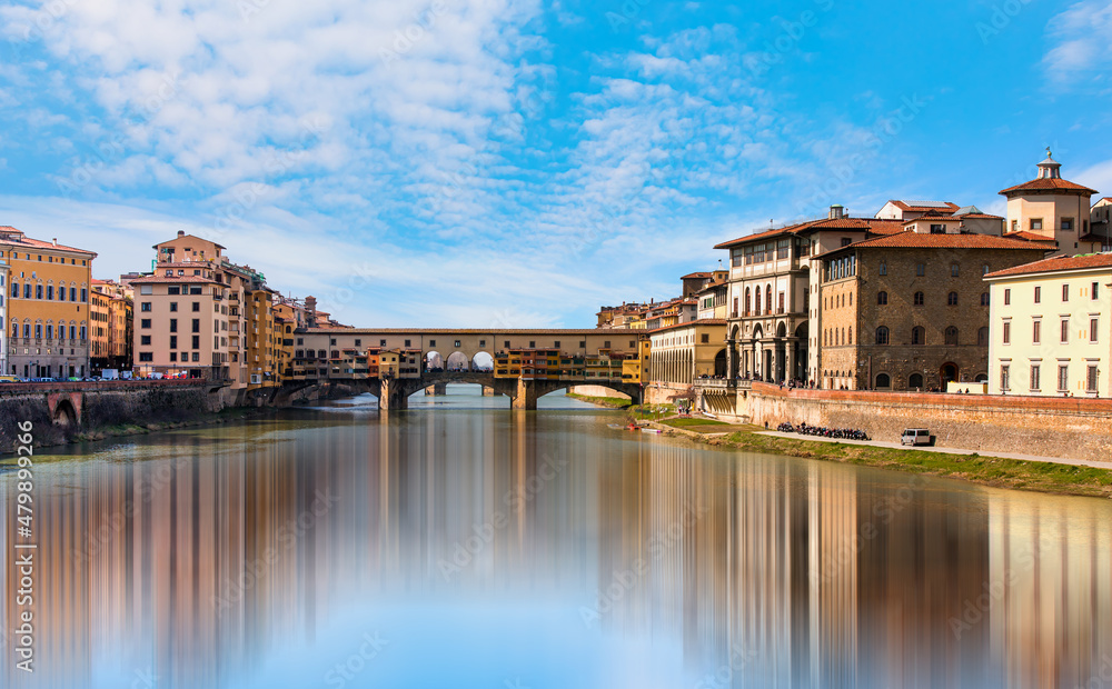 Obraz premium Panoramic view of Florence with Ponte Vecchio over Arno river - Florence, Italy