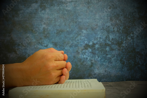 Slika na platnu Hand prays on the bible with his hands
