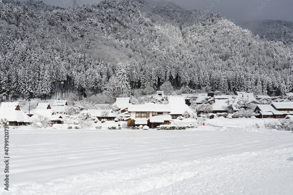 大雪の日の京都美山かやぶきの里