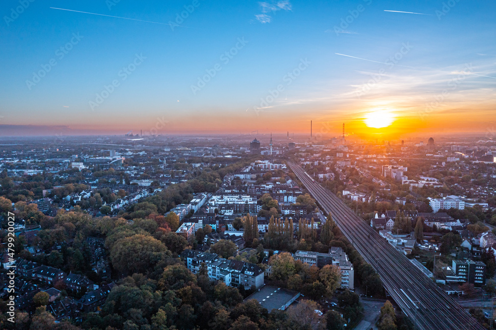Sunset over the Duisburg skyline - obrazy, fototapety, plakaty 