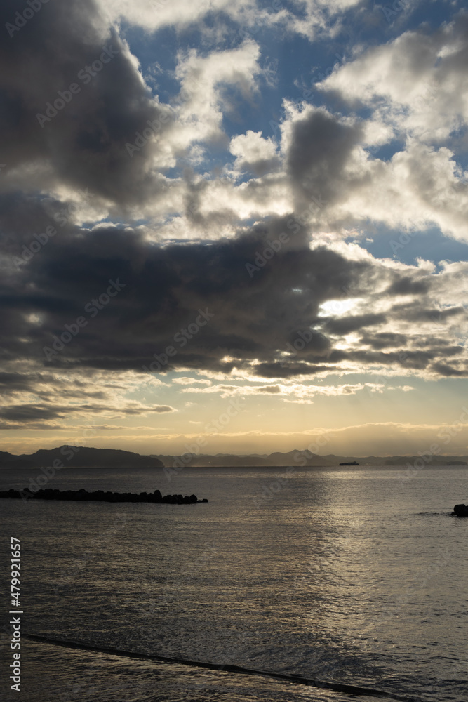 Fototapeta premium 雲と水平線と薄明光線、海岸線