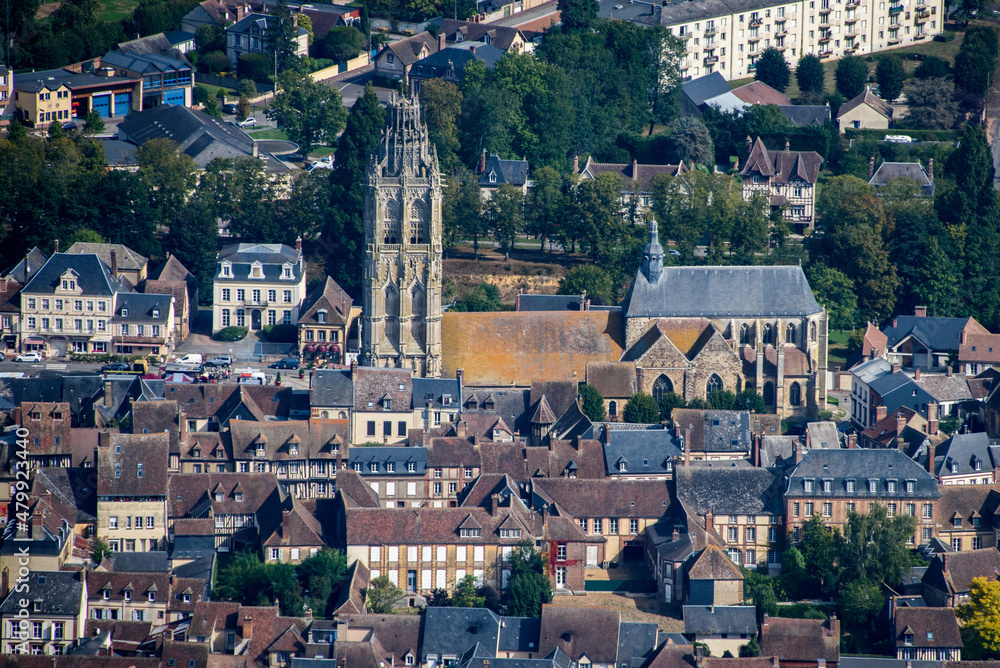 vue aérienne de la ville de Verneuil-sur-Avre dans l'Eure en France