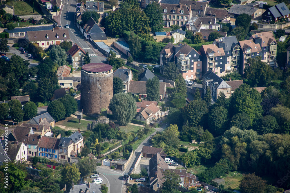 vue aérienne du château de Verneuil-sur-Avre dans l'Eure en France