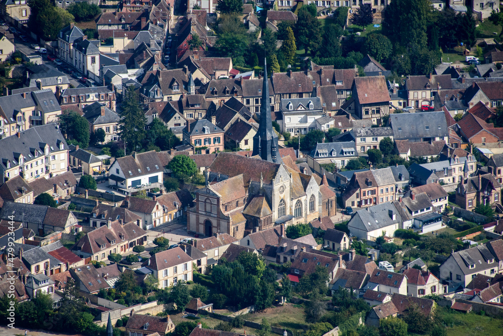 vue aérienne de la ville de Verneuil-sur-Avre dans l'Eure en France