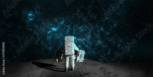 Valokuva Astronaut on rock surface moon in space