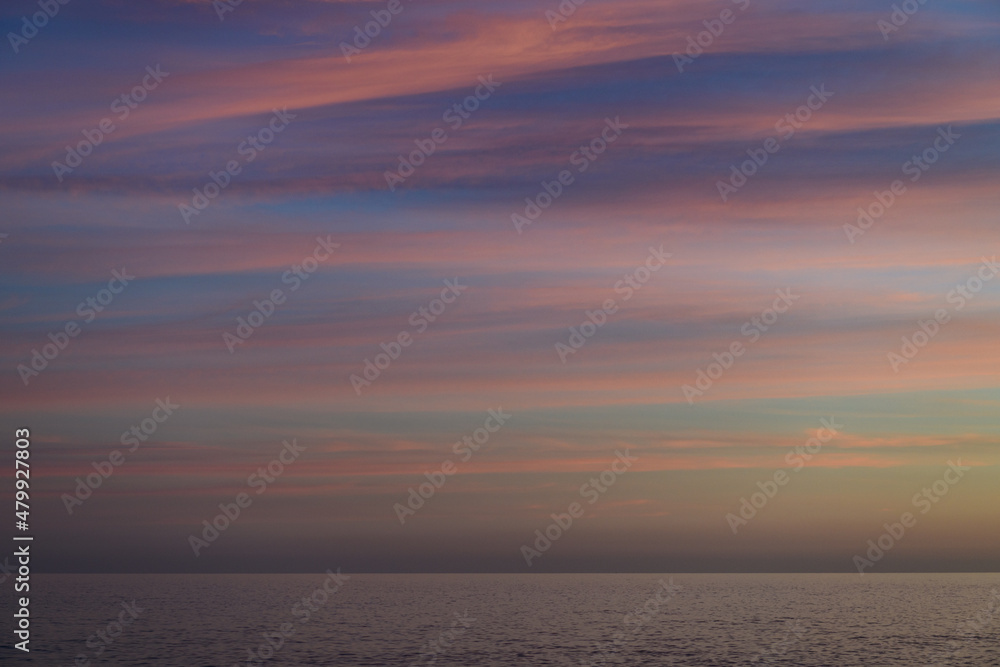 Atardecer con nubes coloridas en el mar Mediterráneo, en la Comunidad Valenciana. España. Europa