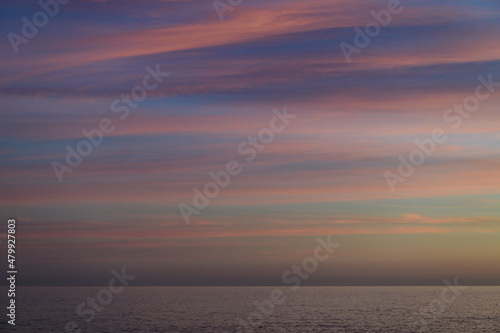 Atardecer con nubes coloridas en el mar Mediterr  neo  en la Comunidad Valenciana. Espa  a. Europa