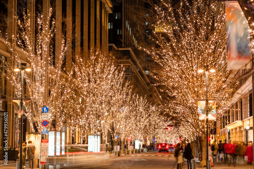 金色に輝く東京・丸の内仲通りのウィンターイルミネーション（2021年12月）