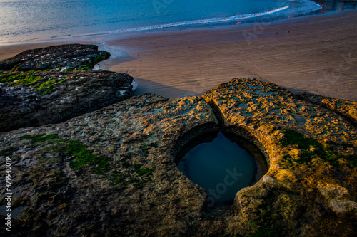piscine naturelle dans la roche sur la plage