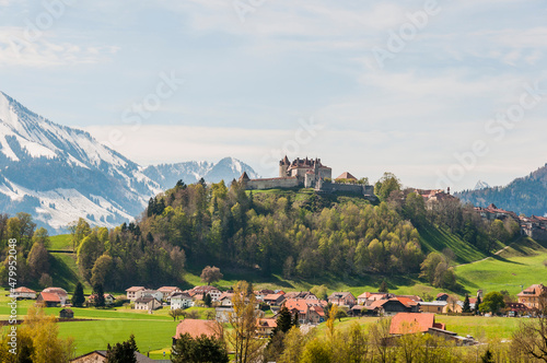 Broc  Dorf  Gruy  res  Greyerz  St  dtchen  Schloss  Schloss Gruy  res  Landwirtschaft  Wiesen  Berge  Alpen  Fr  hling  Wanderweg  Schweiz