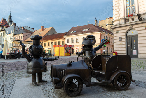 Rzeźby Smoka Wawelskiego i Baltazara Gąbki na placu Wojska Polskiego w Bielsku-Białej.