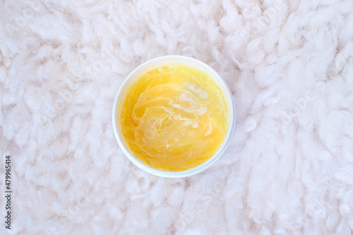 Lanolin auf Wolle 