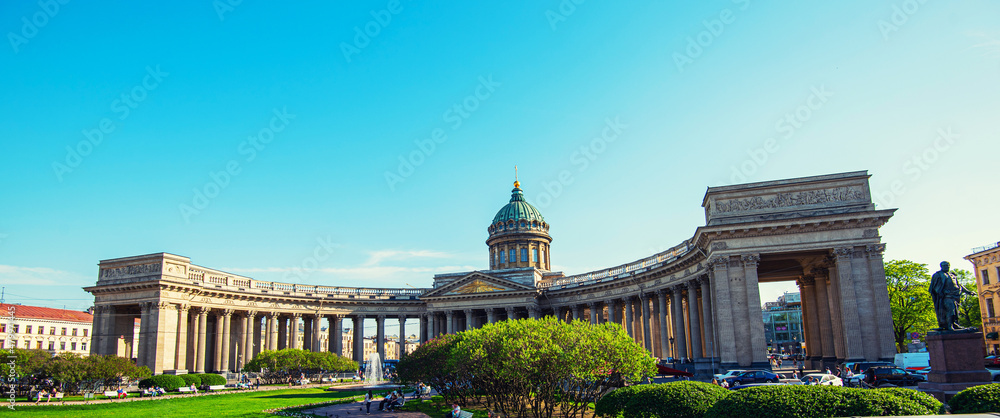 Obraz premium Kazan Cathedral in St. Petersburg under a blue sky and summer sunny day. St.Petersburg architecture andmuseums. Concept of travel around the world.