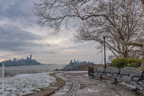 winter in the city, Park benches with manhattan skyline in the background. © Stock fresh 
