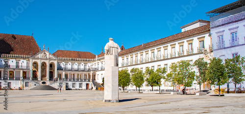 Statue des Universitätsgründers König D. Dinis auf dem Campus,  Universität von Coimbra Portugal photo