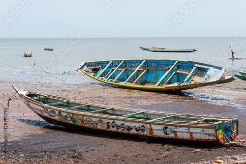 Canoas tradicionales varadas en la orilla del río Gambia photo