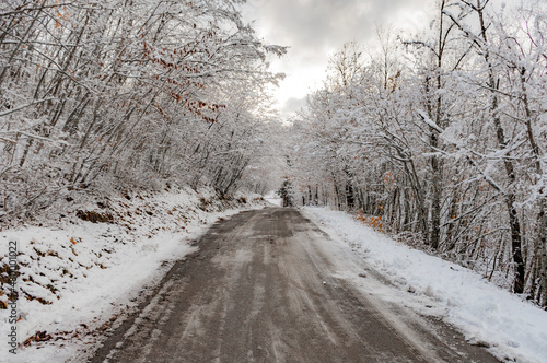 Strada innevata in Appennino