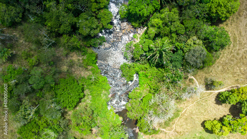 cachoeira e floresta vista de drone 