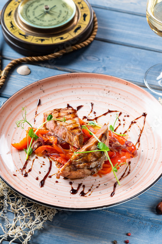 Tuna steak with sweet peppers and pink onions