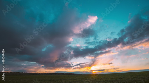 Foto 4K Countryside Rural Field Landscape With Young Green Wheat Sprouts In Spring Springtime Cloudy Day