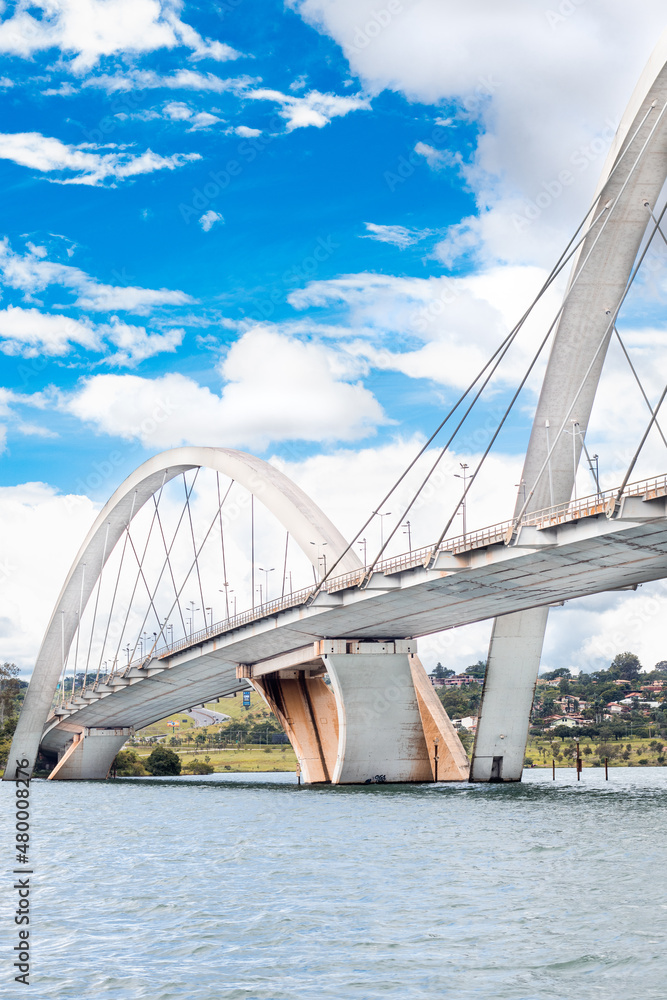 Fototapeta premium Ponto JK sob o lago Paranoá