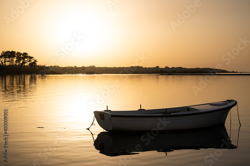 Sonnenuntergang am Meer mit Boot