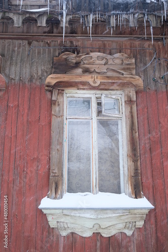 Old wooden houses in Ryazan. Beautiful platbands.