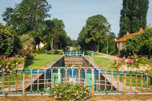 un pont décoré de fleurs. Le canal de Bourgogne.  Un pont fleuri enjambant un canal d'eau. photo