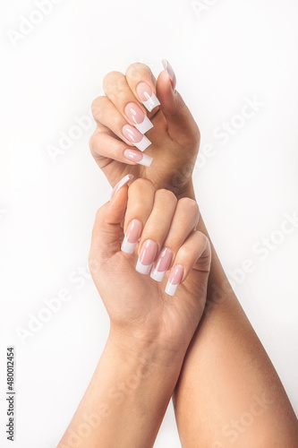 Wypielęgnowane dłonie z manicure na białym tle