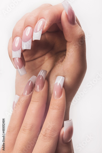 Wypielęgnowane dłonie z manicure na białym tle