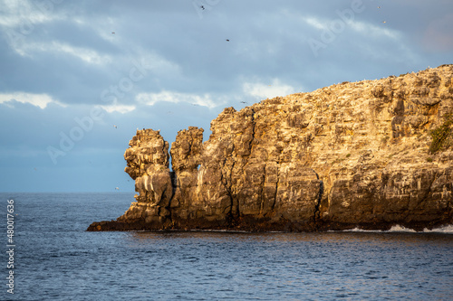 Fényképezés uninhabited islands of the Galapagos archipelago against the backdrop of the sea