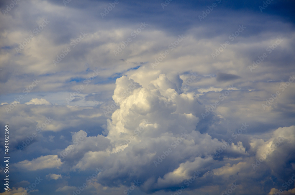 Fototapeta premium Cloudscape background sky with gray cumulus clouds