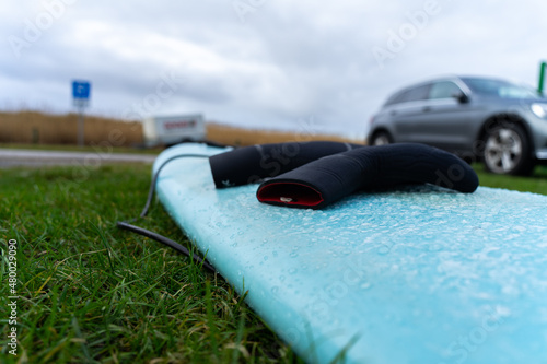 Fotografia winter neoprene gloves on a wet surfboard after a cold surf session in the germa