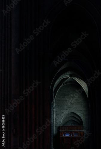 Luz sobre el piano, en una oscura iglesia medieval.