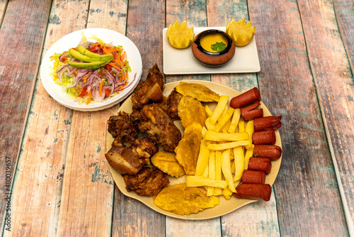 Fotografi You'll find pica pollo (the popular Dominican fried chicken) in every town, city, and neighborhood