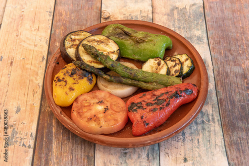 Virtually all vegetables can be grilled. Leeks, tomatoes, zucchini, aubergines, carrots and asparagus are the most common