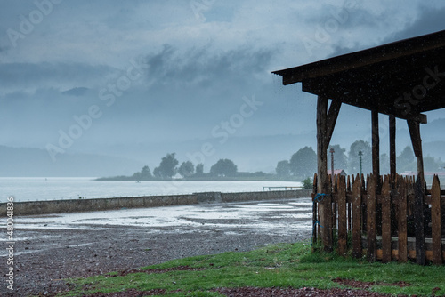 Casa de madera junto a lago