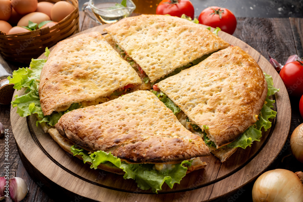 Fototapeta premium Beirute arave pizza calzone salada queijo derretendo
