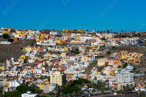SAN SEBASTIAN, LA GOMERA, Kanarische Inseln: Insel-Hauptstadt mit bunten Häusern am Hang © Frank Lambert