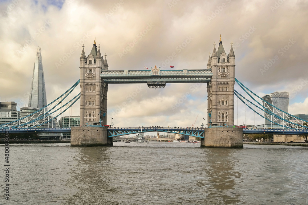Naklejka premium England - Tower bridge at sunset time