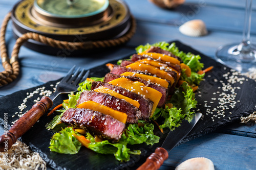 Tataki with tuna and fresh mango