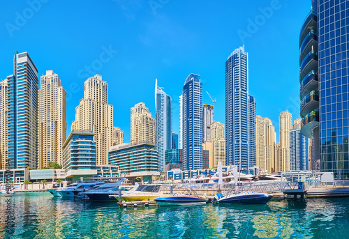 Photo The shipyards with yachts in Dubai Marina, UAE